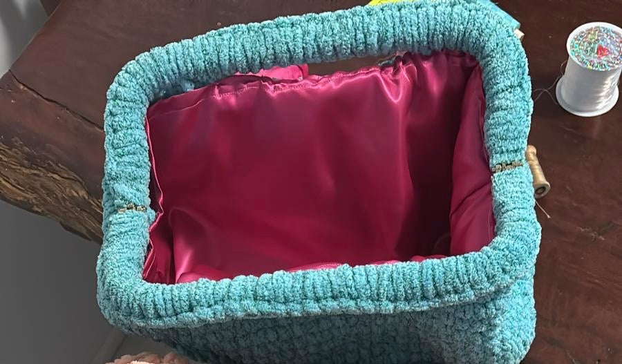 Mel Velvet clutch blue w/glitter green yarn