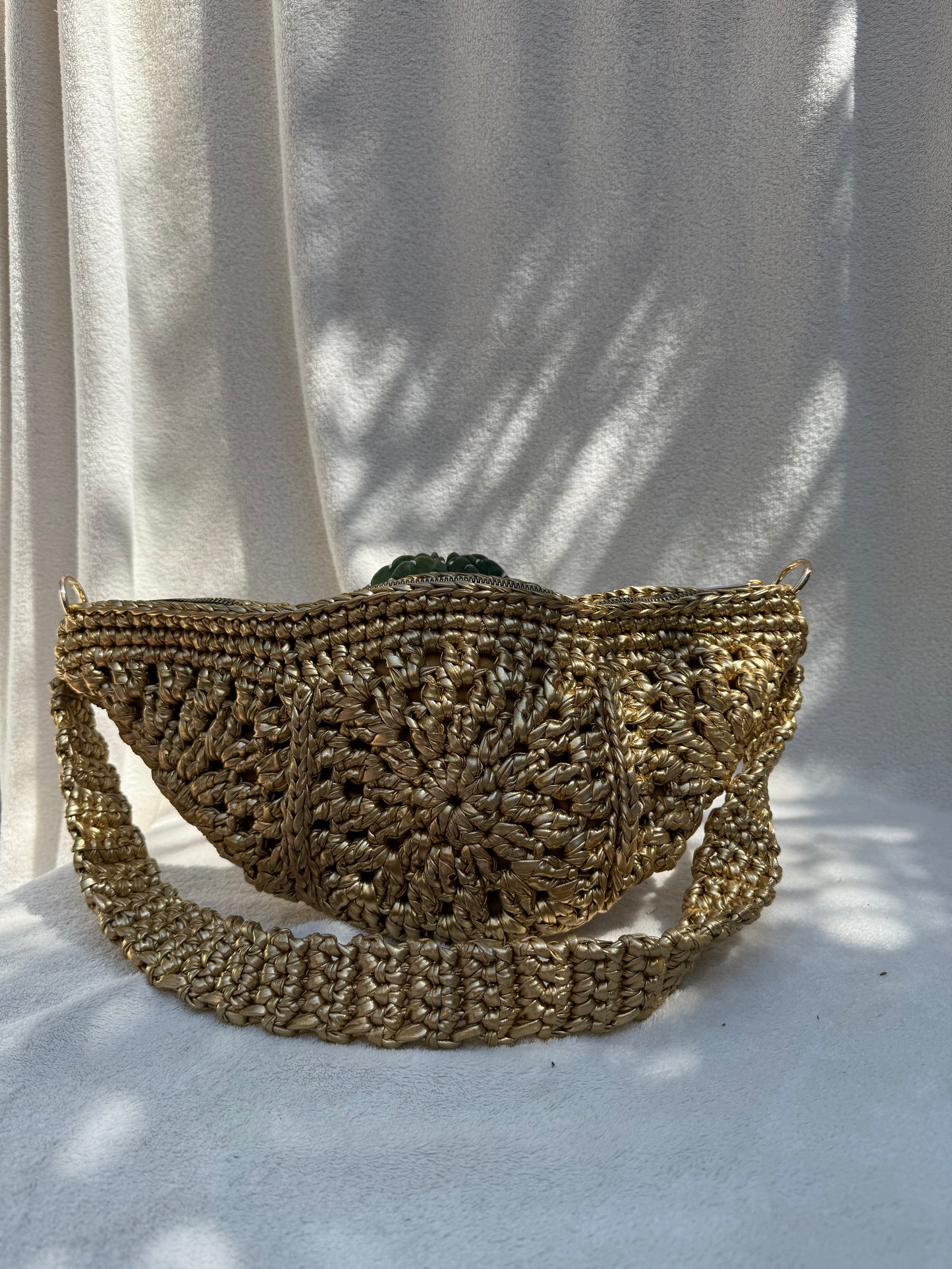 Luna shoulder bag in Gold