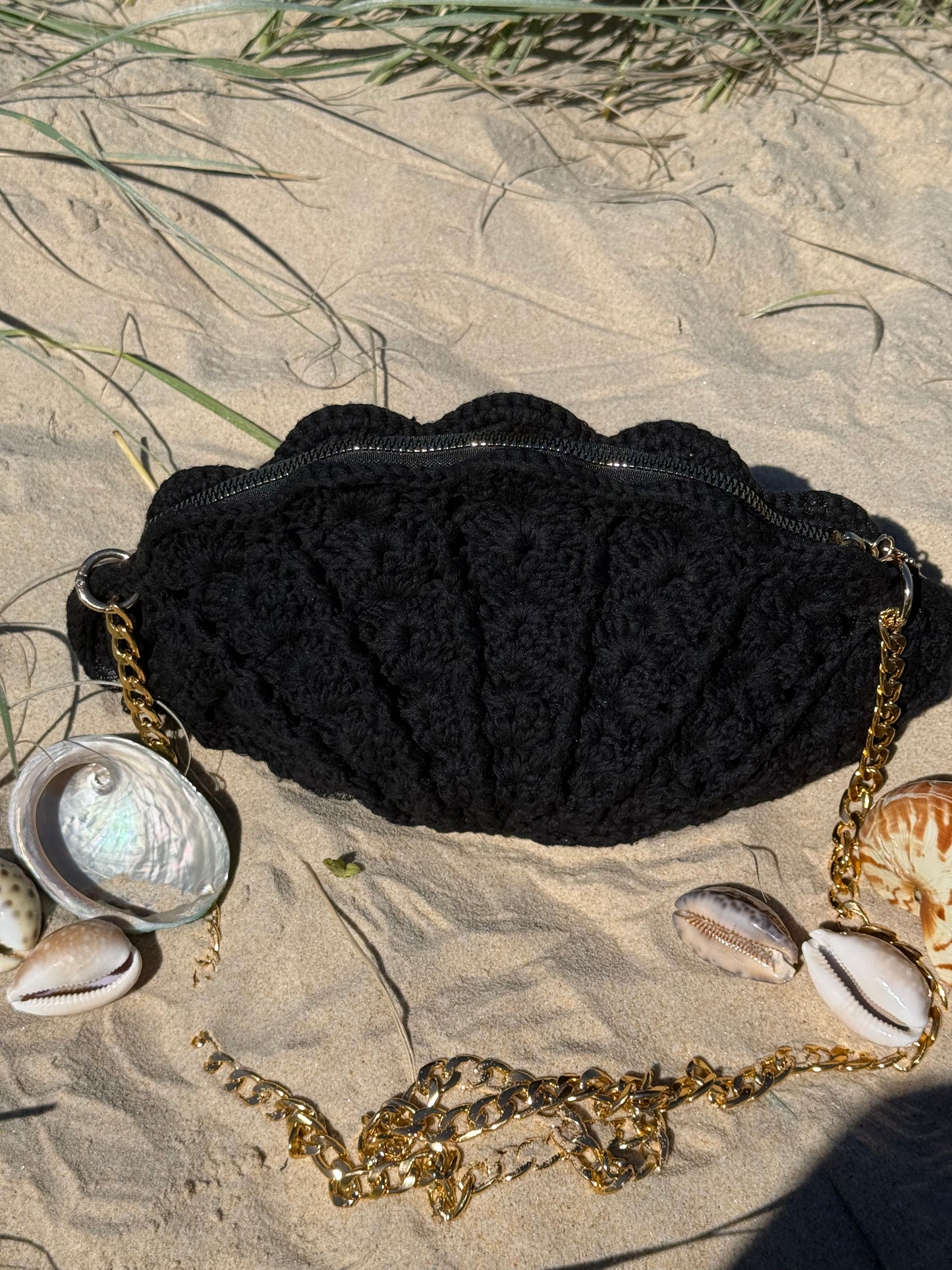 Arabella clam shell black