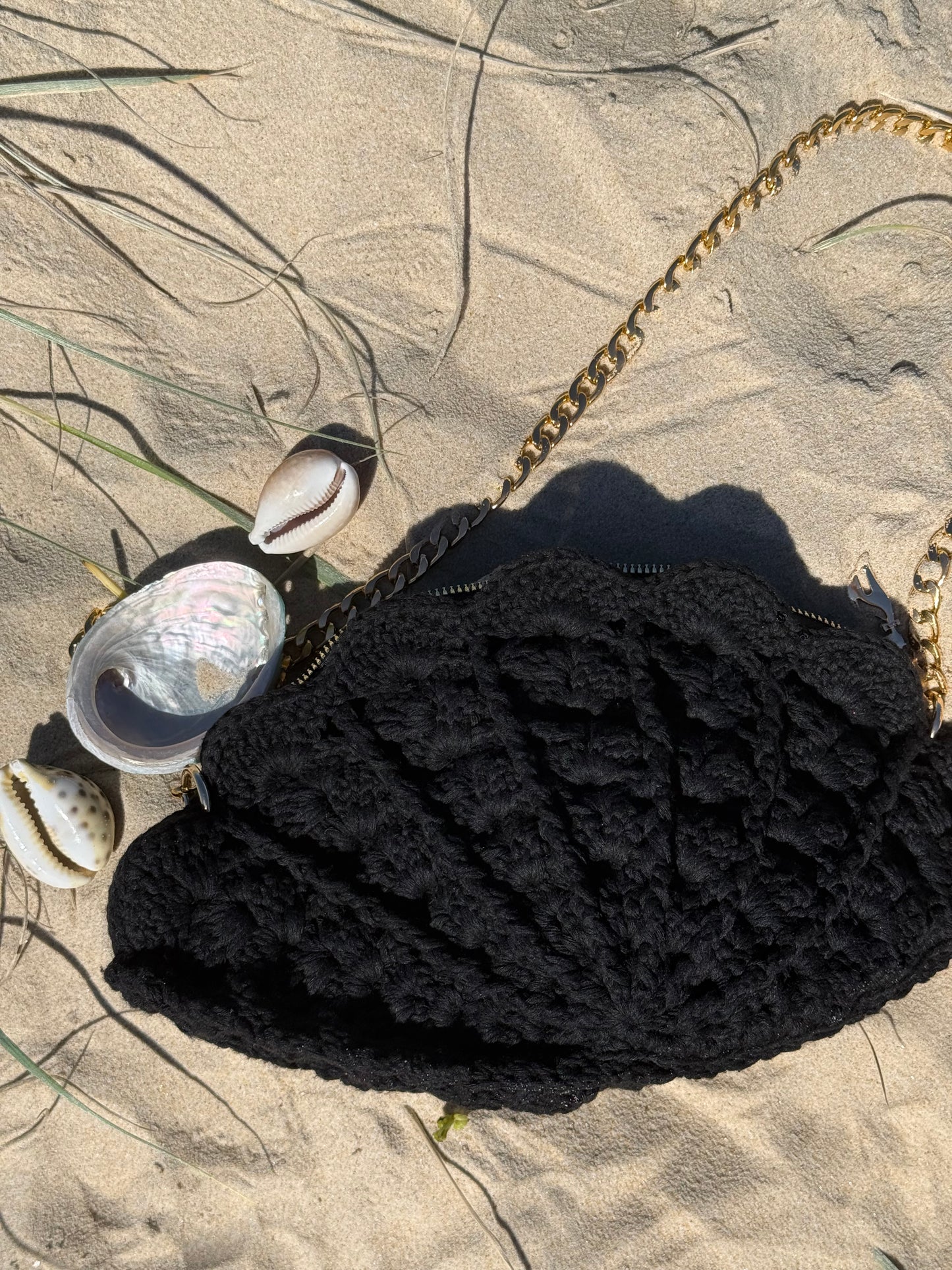 Arabella clam shell black