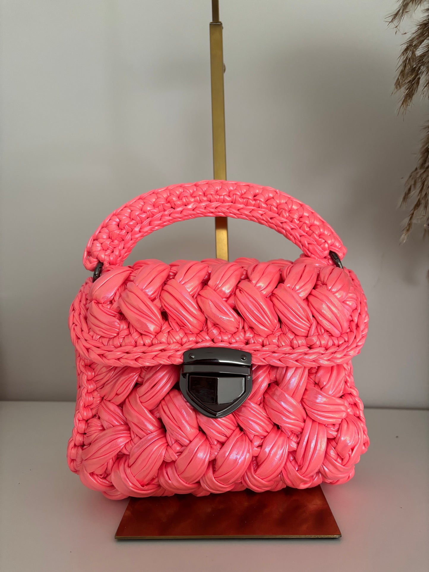 Isla pink Neon Premium Yarn