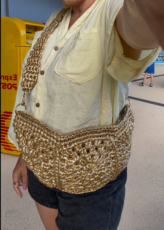 Luna shoulder bag in Gold